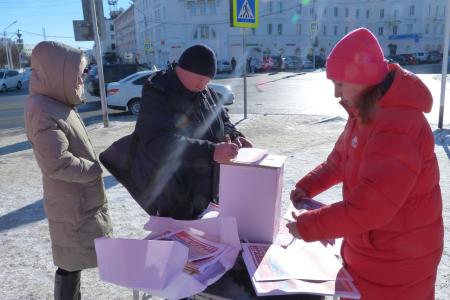 Магаданские коммунисты провели акцию "Красные в городе"