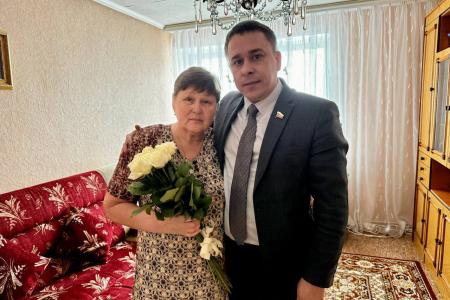 Сенатор Айрат Гибатдинов поздравил женщин Ульяновска с Международным женским Днем