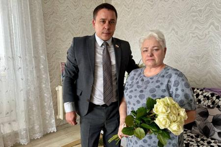 Сенатор Айрат Гибатдинов поздравил женщин Ульяновска с Международным женским Днем