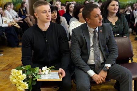 Сенатор Айрат Гибатдинов поздравил женщин Ульяновска с Международным женским Днем