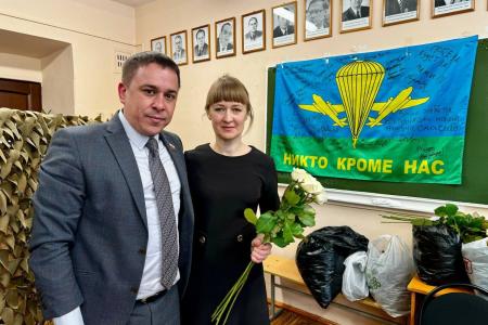 Сенатор Айрат Гибатдинов поздравил женщин Ульяновска с Международным женским Днем