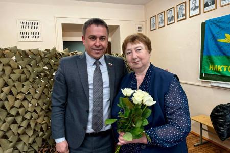Сенатор Айрат Гибатдинов поздравил женщин Ульяновска с Международным женским Днем