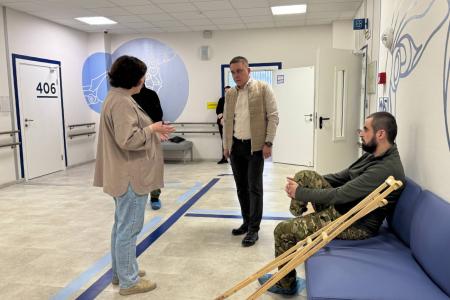 Сенатор Айрат Гибатдинов навестил раненых бойцов СВО