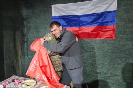 Херсонская область. Лидер местных коммунистов Рамиль Замалетдинов посетил боевую воинскую часть и наградил памятной медалью КПРФ отличившегося десантника