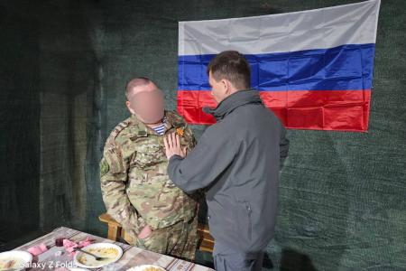Херсонская область. Лидер местных коммунистов Рамиль Замалетдинов посетил боевую воинскую часть и наградил памятной медалью КПРФ отличившегося десантника