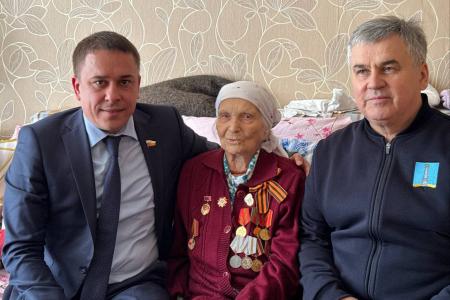 Сенатор РФ Айрат Гибатдинов передал диплом и знак «Почетный гражданин города Ульяновска» ветерану Великой Отечественной войны Мяфуре Якубовне Асядулловой
