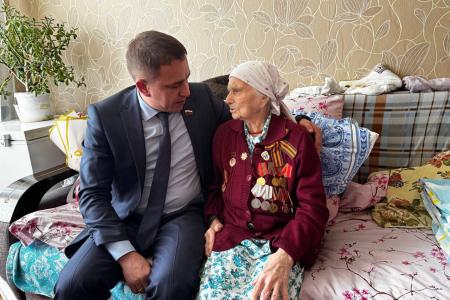 Сенатор РФ Айрат Гибатдинов передал диплом и знак «Почетный гражданин города Ульяновска» ветерану Великой Отечественной войны Мяфуре Якубовне Асядулловой