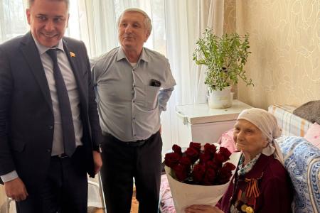 Сенатор РФ Айрат Гибатдинов передал диплом и знак «Почетный гражданин города Ульяновска» ветерану Великой Отечественной войны Мяфуре Якубовне Асядулловой