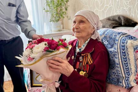 Сенатор РФ Айрат Гибатдинов передал диплом и знак «Почетный гражданин города Ульяновска» ветерану Великой Отечественной войны Мяфуре Якубовне Асядулловой