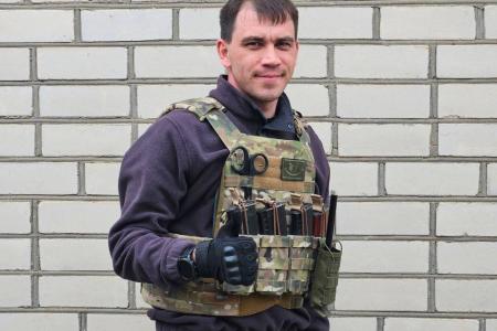 Первый секретарь Херсонского областного отделения КПРФ Рамиль Замалетдинов вместе с ульяновскими десантниками эвакуировали девяностолетнюю жительницу Алешек Надежду Илларионовну