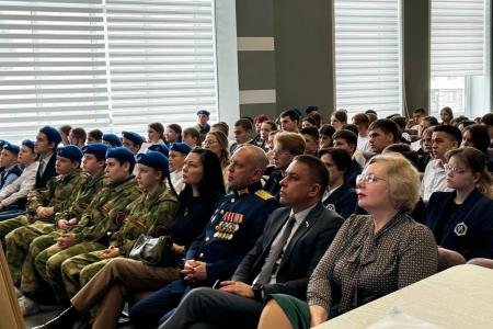 Сенатор РФ Айрат Гибатдинов вместе с кавалером трех орденов Мужества Денисом Черняковым провел Урок мужества и выставку, посвященную Гостомельскому десанту, в ульяновском лицее №102