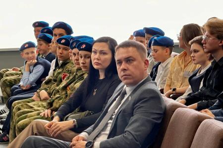 Сенатор РФ Айрат Гибатдинов вместе с кавалером трех орденов Мужества Денисом Черняковым провел Урок мужества и выставку, посвященную Гостомельскому десанту, в ульяновском лицее №102