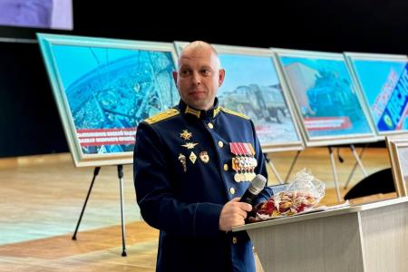 Сенатор РФ Айрат Гибатдинов вместе с кавалером трех орденов Мужества Денисом Черняковым провел Урок мужества и выставку, посвященную Гостомельскому десанту, в ульяновском лицее №102