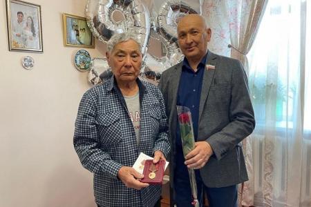 Калмыкия. Депутаты фракции КПРФ в Элистинском городском Собрании вручили юбилейные медали ветеранам – труженикам тыла