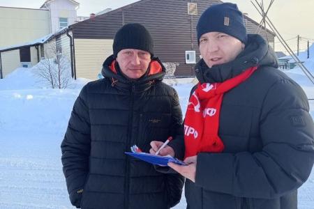 Ненецкий автономный округ. Лидер местных коммунистов Михаил Райн встретился с партийными активистами и жителями отдаленного поселка Красное