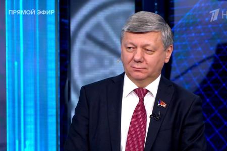 Дмитрий Новиков на Первом канале оценил вкусы Зеленского и напомнил, что Дональд Трамп защищает свои интересы, а не России