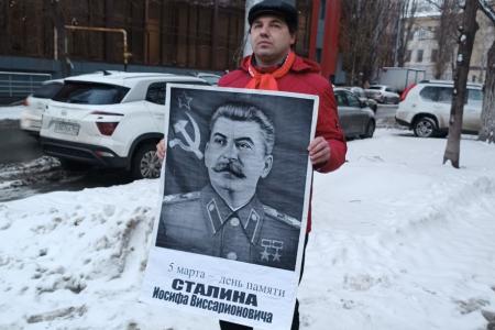 Коммунисты Саратовской области почтили память И.В. Сталина