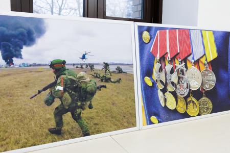 Сенатор Айрат Гибатдинов и участник СВО Владимир Михайловский провели показ фотовыставки «Герои Гостомеля»