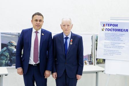 Сенатор Айрат Гибатдинов и участник СВО Владимир Михайловский провели показ фотовыставки «Герои Гостомеля»
