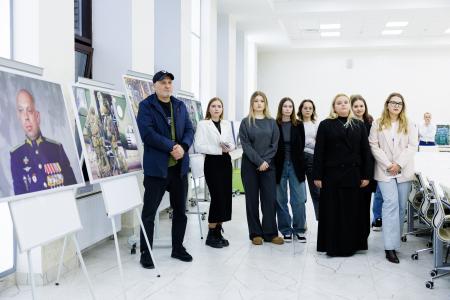 Сенатор Айрат Гибатдинов и участник СВО Владимир Михайловский провели показ фотовыставки «Герои Гостомеля»