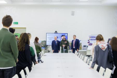 Сенатор Айрат Гибатдинов и участник СВО Владимир Михайловский провели показ фотовыставки «Герои Гостомеля»