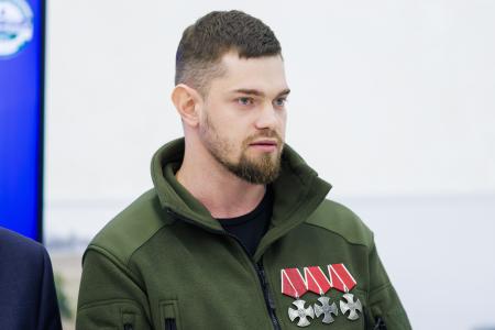 Сенатор Айрат Гибатдинов и участник СВО Владимир Михайловский провели показ фотовыставки «Герои Гостомеля»