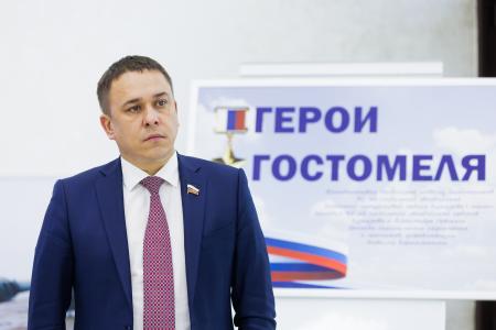 Сенатор Айрат Гибатдинов и участник СВО Владимир Михайловский провели показ фотовыставки «Герои Гостомеля»