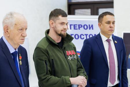 Сенатор Айрат Гибатдинов и участник СВО Владимир Михайловский провели показ фотовыставки «Герои Гостомеля»