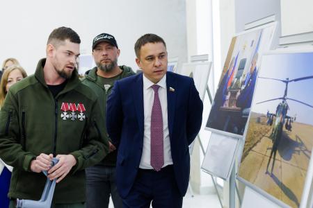 Сенатор Айрат Гибатдинов и участник СВО Владимир Михайловский провели показ фотовыставки «Герои Гостомеля»