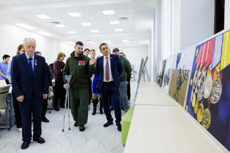 Сенатор Айрат Гибатдинов и участник СВО Владимир Михайловский провели показ фотовыставки «Герои Гостомеля»