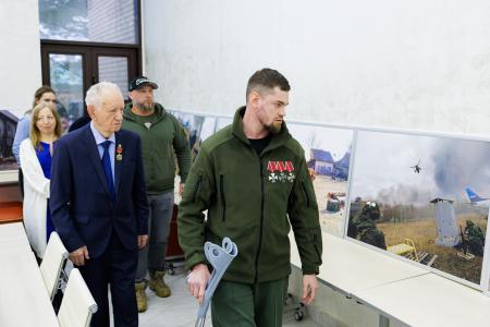 Сенатор Айрат Гибатдинов и участник СВО Владимир Михайловский провели показ фотовыставки «Герои Гостомеля»