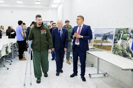 Сенатор Айрат Гибатдинов и участник СВО Владимир Михайловский провели показ фотовыставки «Герои Гостомеля»