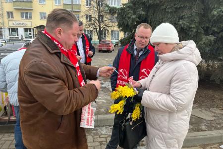 Костромские коммунисты поздравили женщин с 8 марта