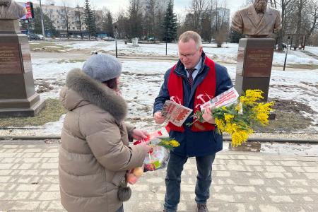 Костромские коммунисты поздравили женщин с 8 марта