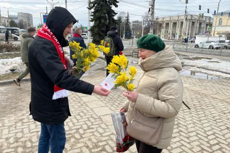 Костромские коммунисты поздравили женщин с 8 марта