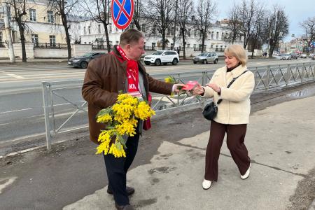Костромские коммунисты поздравили женщин с 8 марта
