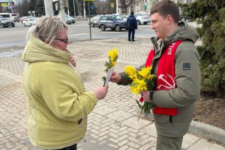 Костромские коммунисты поздравили женщин с 8 марта