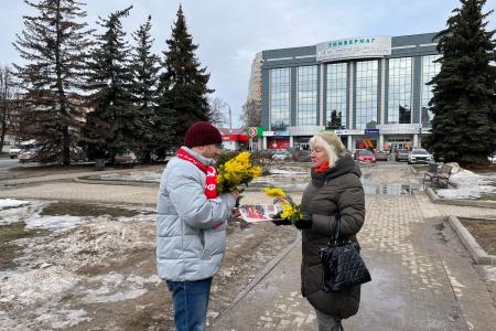 Костромские коммунисты поздравили женщин с 8 марта