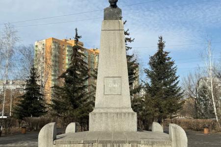 Красноярские коммунисты потребовали от коммунальных служб реставрировать обрушающиеся памятники В.И. Ленину