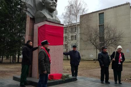 Красноярский край. Город Зеленогорск. Коммунисты установили табличку «Ленин» на памятнике Ленину