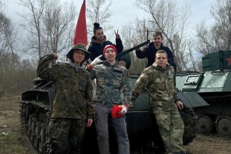 В честь подвига предков: Красноярские комсомольцы доказали свою меткость на пейнтбольном поле