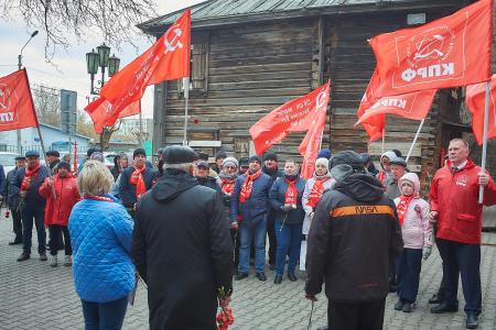 В Красноярске прошел митинг и возложение цветов к памятнику В. И. Ленину