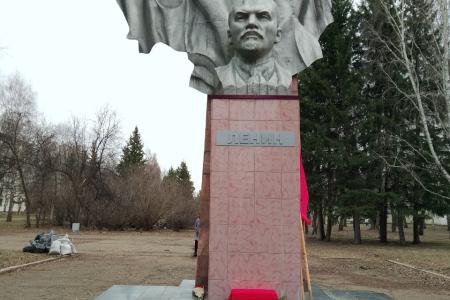 Красноярский край. Город Зеленогорск. Коммунисты установили табличку «Ленин» на памятнике Ленину