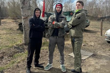 В честь подвига предков: Красноярские комсомольцы доказали свою меткость на пейнтбольном поле