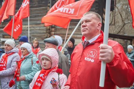 В Красноярске прошел митинг и возложение цветов к памятнику В. И. Ленину