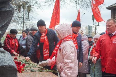 В Красноярске прошел митинг и возложение цветов к памятнику В. И. Ленину