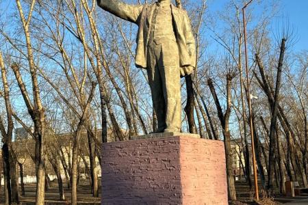 Красноярские коммунисты потребовали от коммунальных служб реставрировать обрушающиеся памятники В.И. Ленину