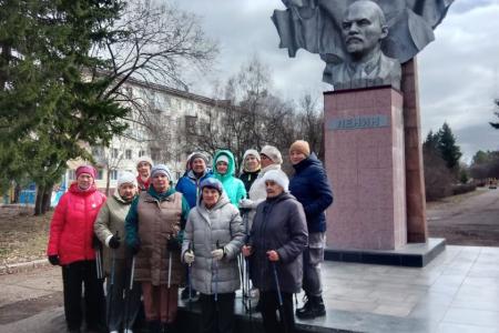 Красноярский край. Город Зеленогорск. Коммунисты установили табличку «Ленин» на памятнике Ленину