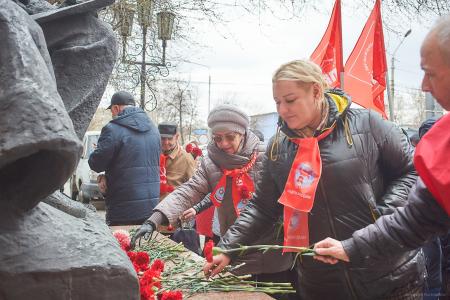 В Красноярске прошел митинг и возложение цветов к памятнику В. И. Ленину