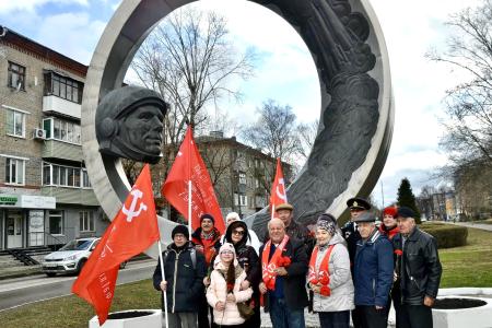 Подмосковные коммунисты: Гагарин – первый  в космосе, мы – в труде!